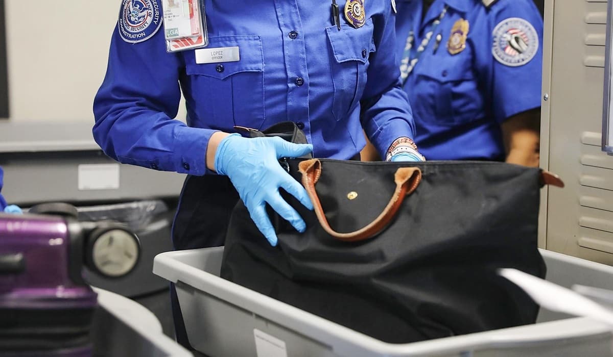 TSA остановила практику досмотра без обуви